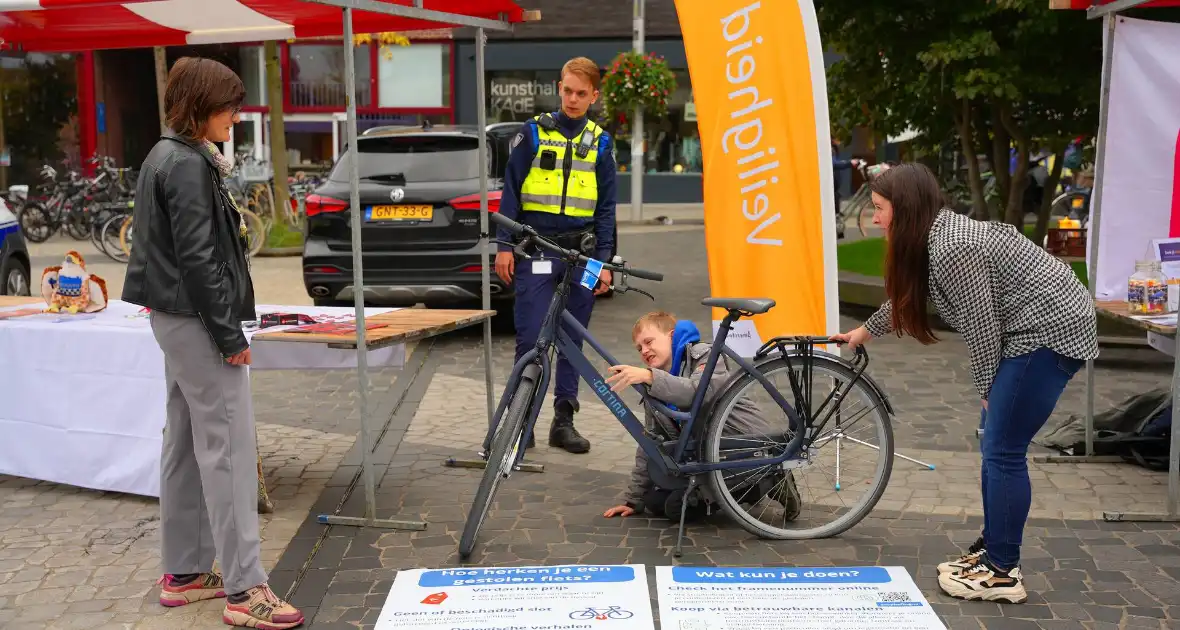 Veiligheidsmarkt trekt belangstellenden - Foto 2