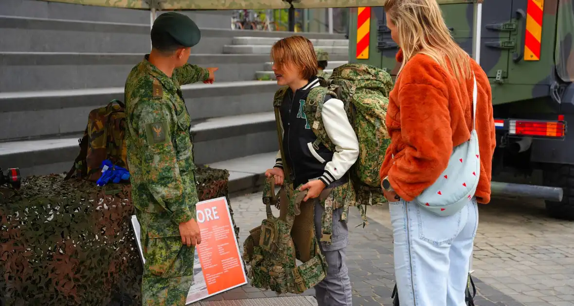 Veiligheidsmarkt trekt belangstellenden - Foto 3