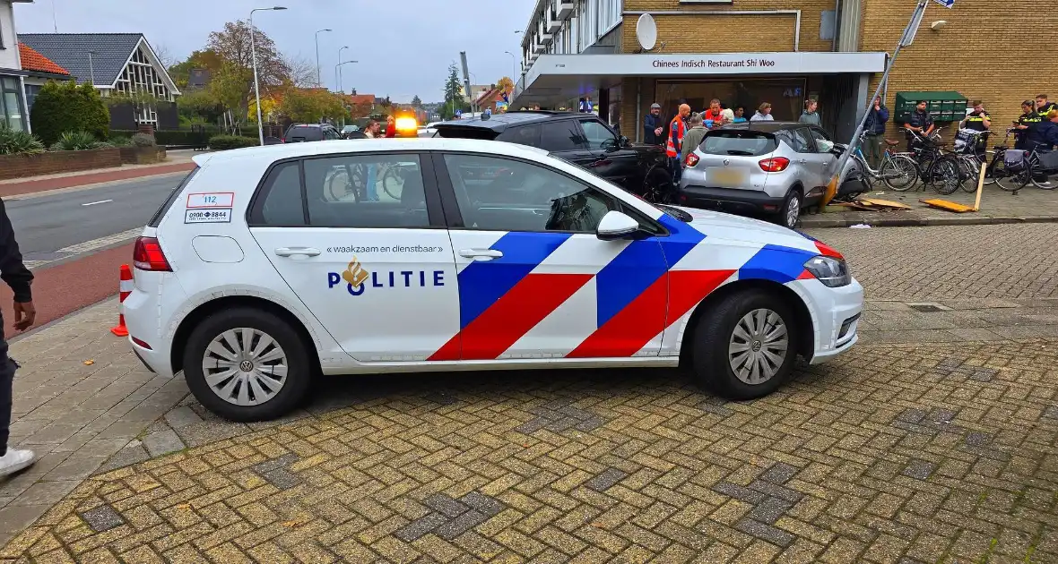 Auto's botsen met flinke schade - Foto 2