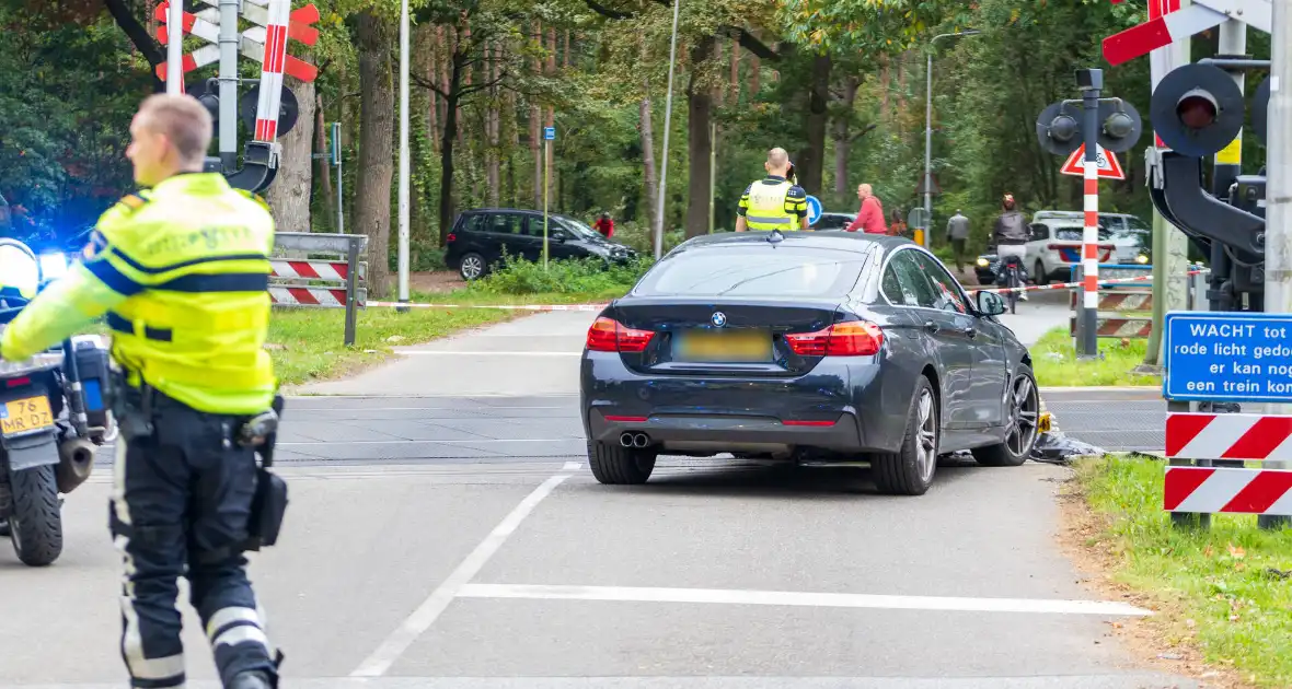 Auto botst tegen trein, man gewond