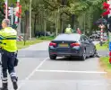 Auto botst tegen trein, man gewond