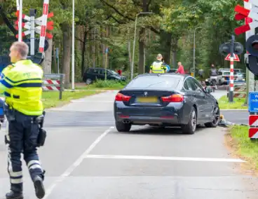 Auto botst tegen trein, man gewond
