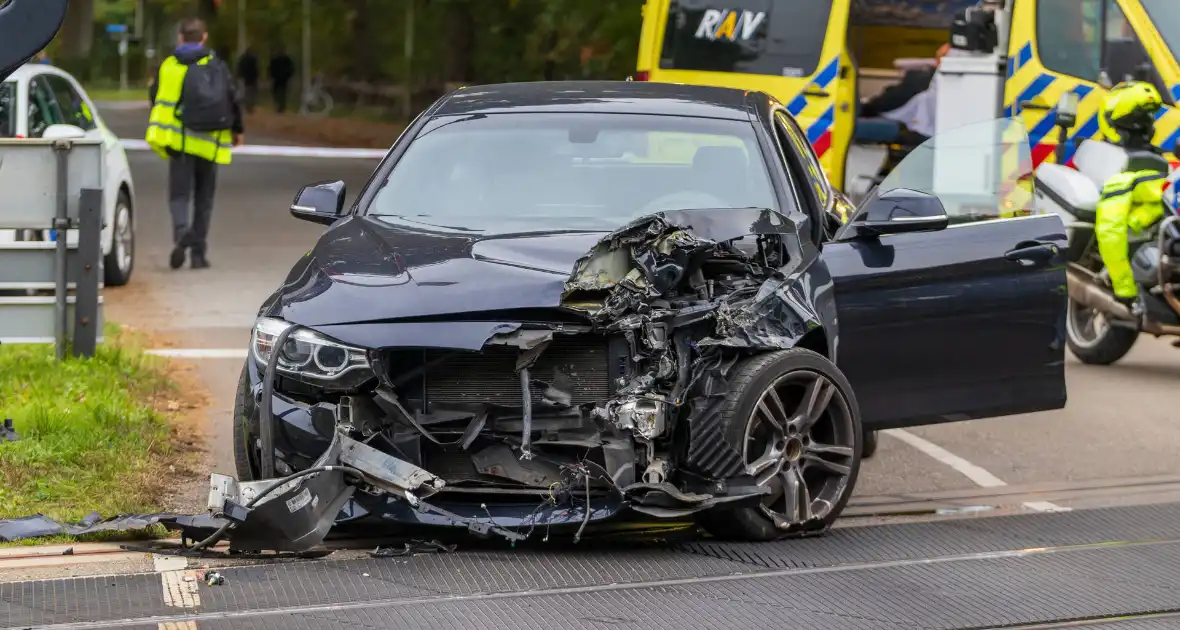 Auto botst tegen trein, man gewond - Foto 1