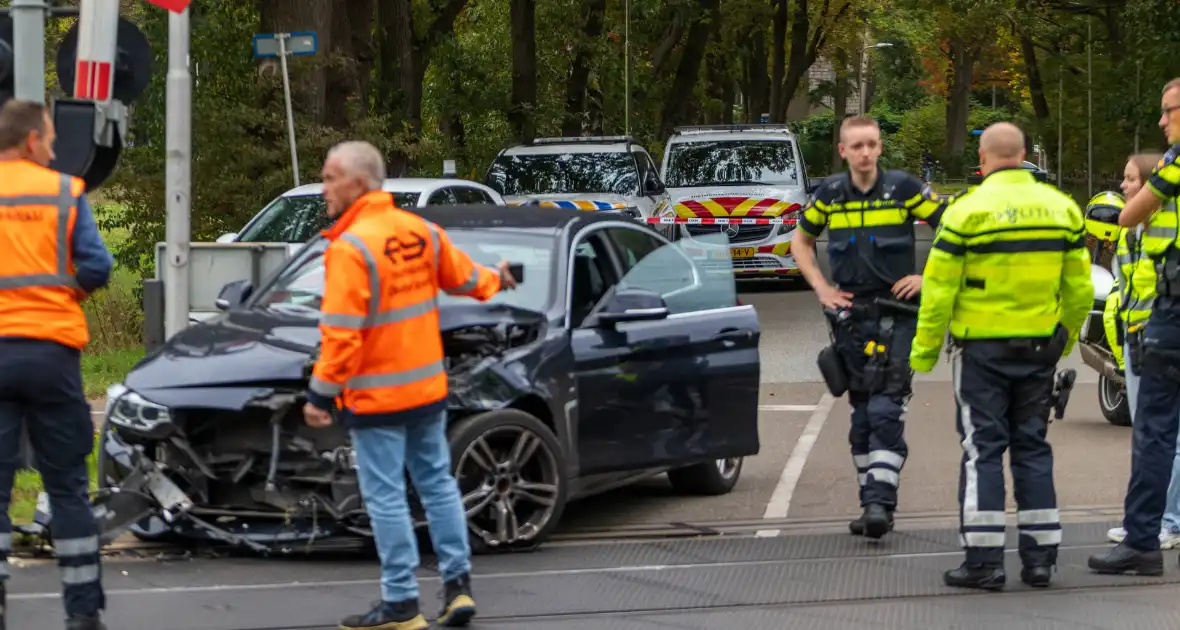 Auto botst tegen trein, man gewond - Foto 10