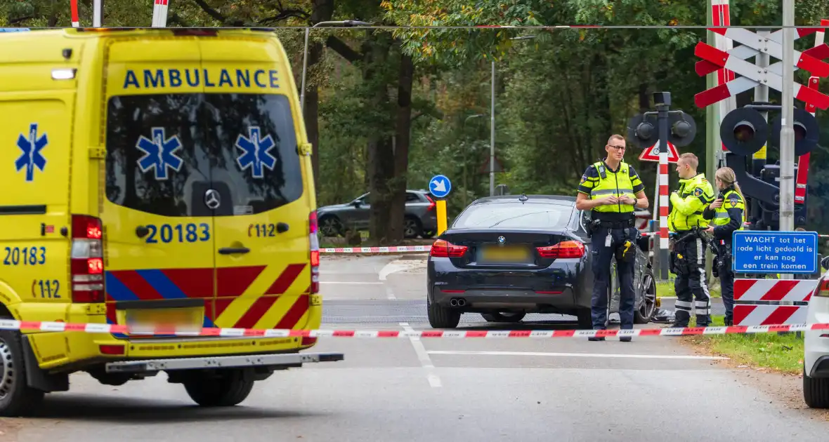 Auto botst tegen trein, man gewond - Foto 11