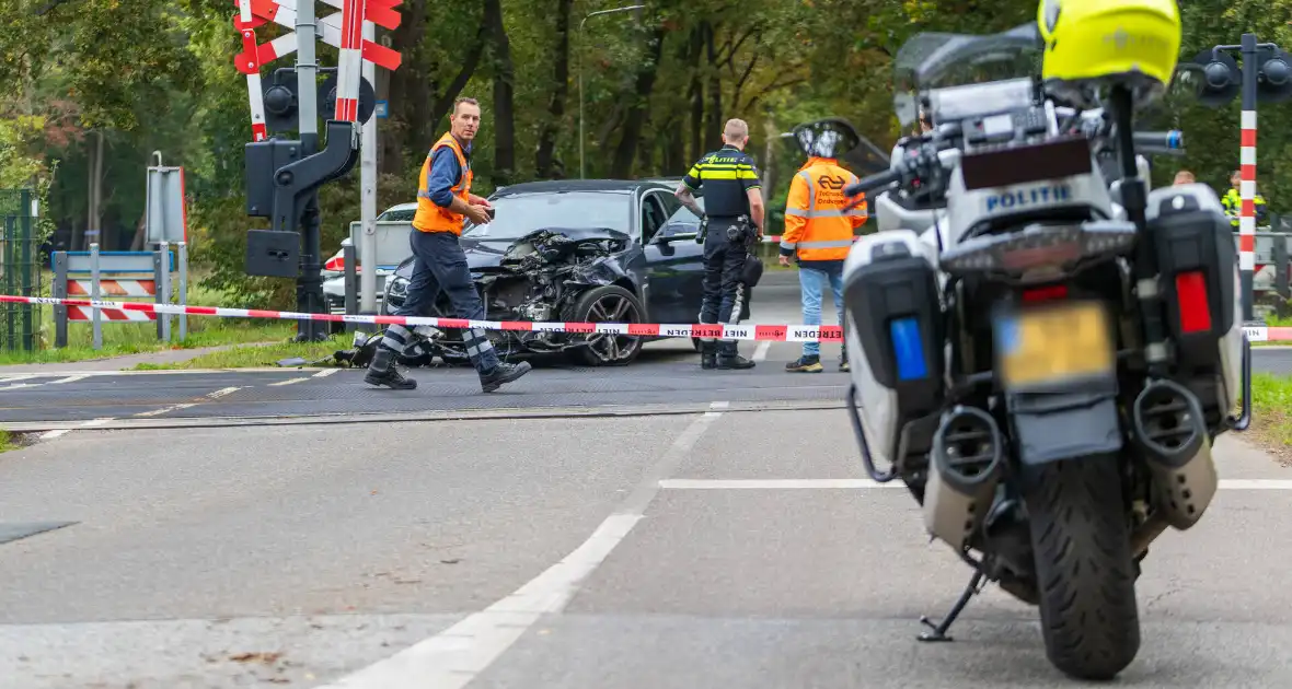 Auto botst tegen trein, man gewond - Foto 12