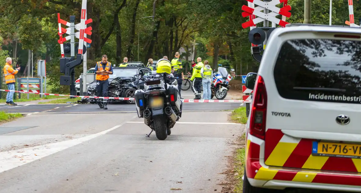 Auto botst tegen trein, man gewond - Foto 2