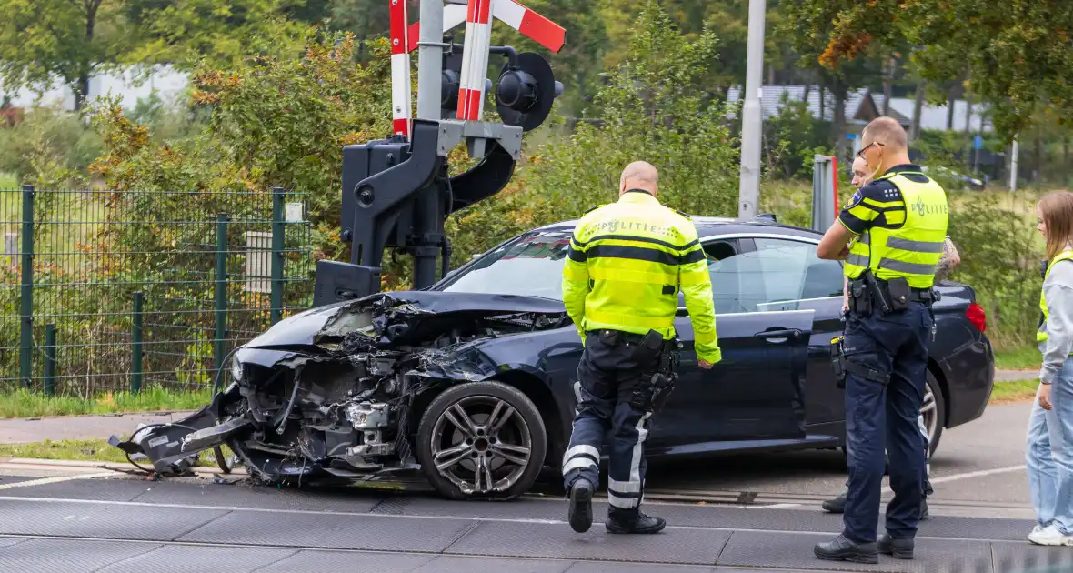 Auto botst tegen trein, man gewond - Foto 3