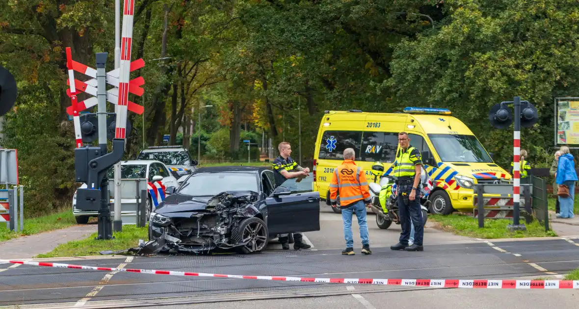 Auto botst tegen trein, man gewond - Foto 4