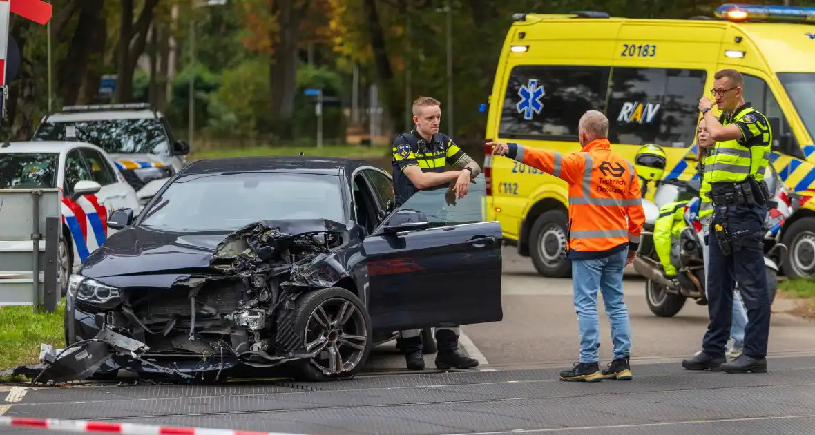 Auto botst tegen trein, man gewond - Foto 5