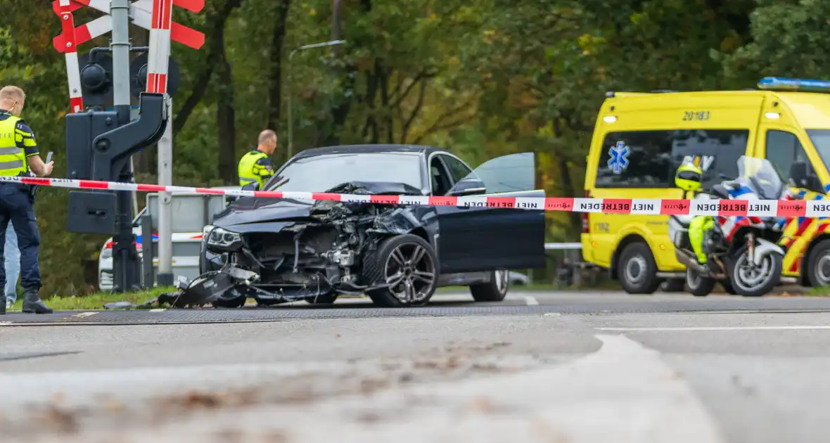 Auto botst tegen trein, man gewond - Foto 6