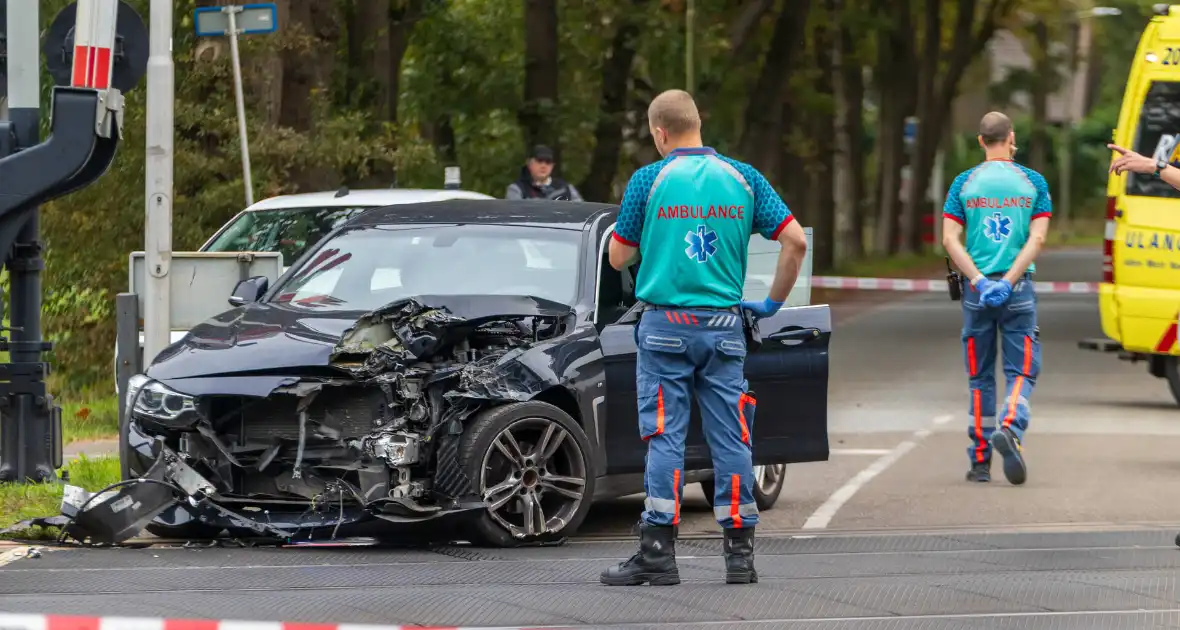 Auto botst tegen trein, man gewond - Foto 7