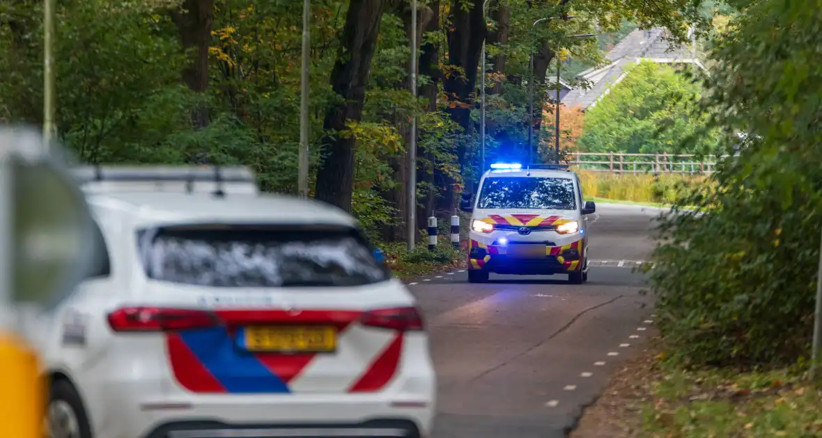 Auto botst tegen trein, man gewond - Foto 8