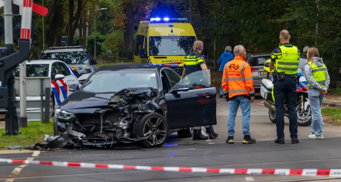 Auto botst tegen trein, man gewond - Foto 9