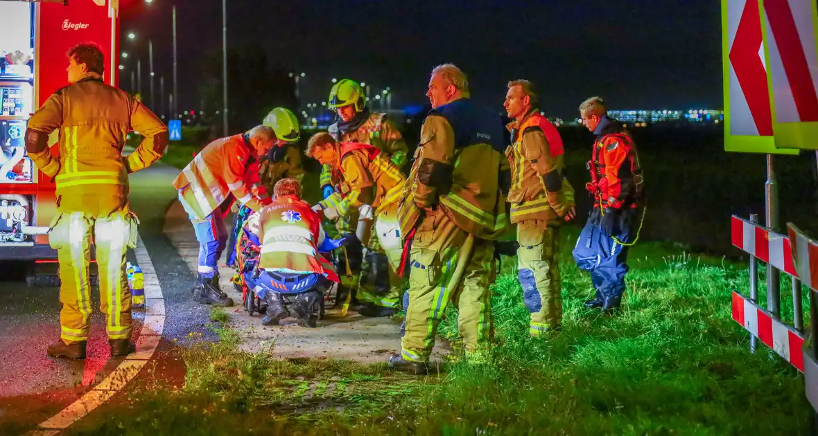 Auto belandt in water na ongeval