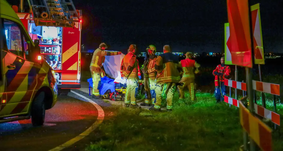 Auto belandt in water na ongeval - Foto 1