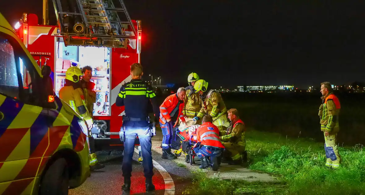 Auto belandt in water na ongeval - Foto 2