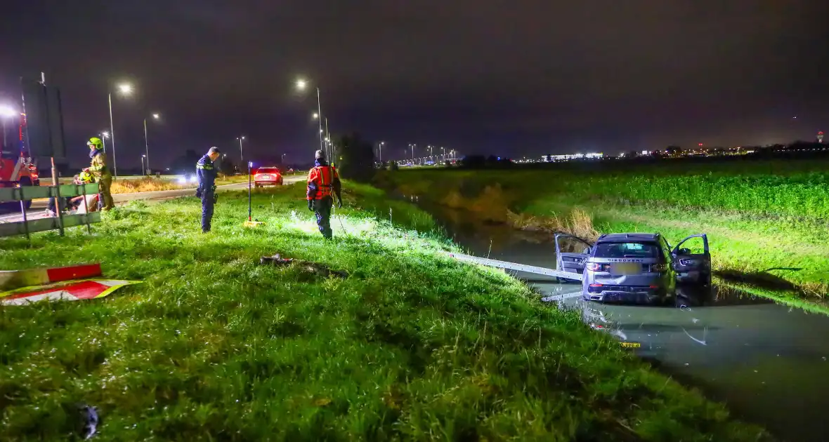 Auto belandt in water na ongeval - Foto 3