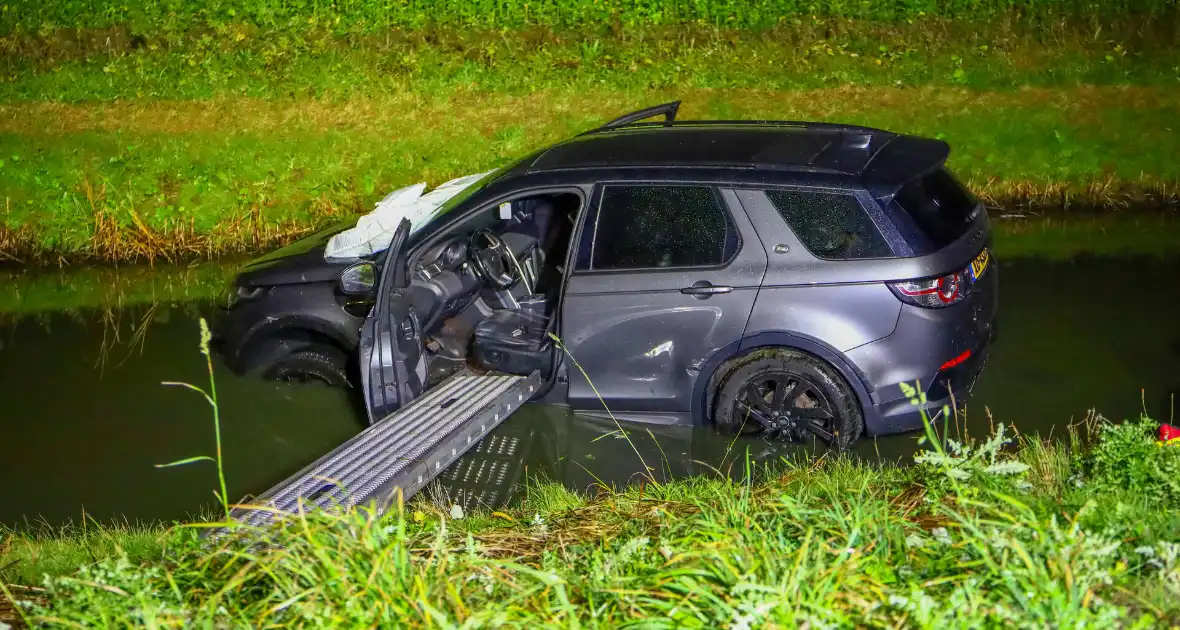 Auto belandt in water na ongeval - Foto 4