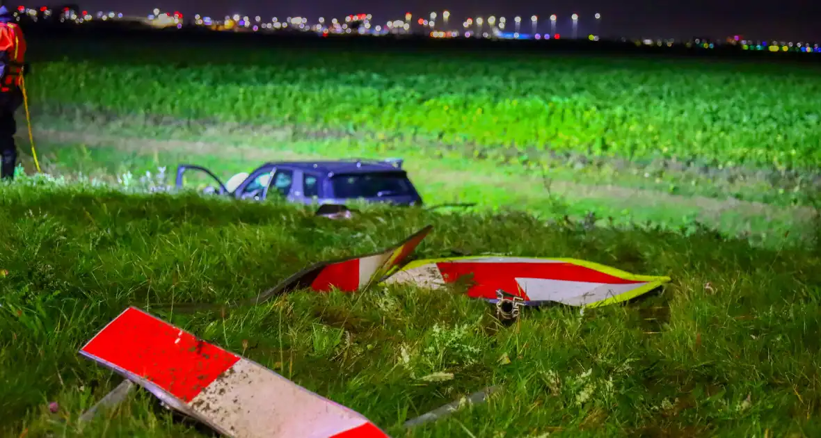 Auto belandt in water na ongeval - Foto 5