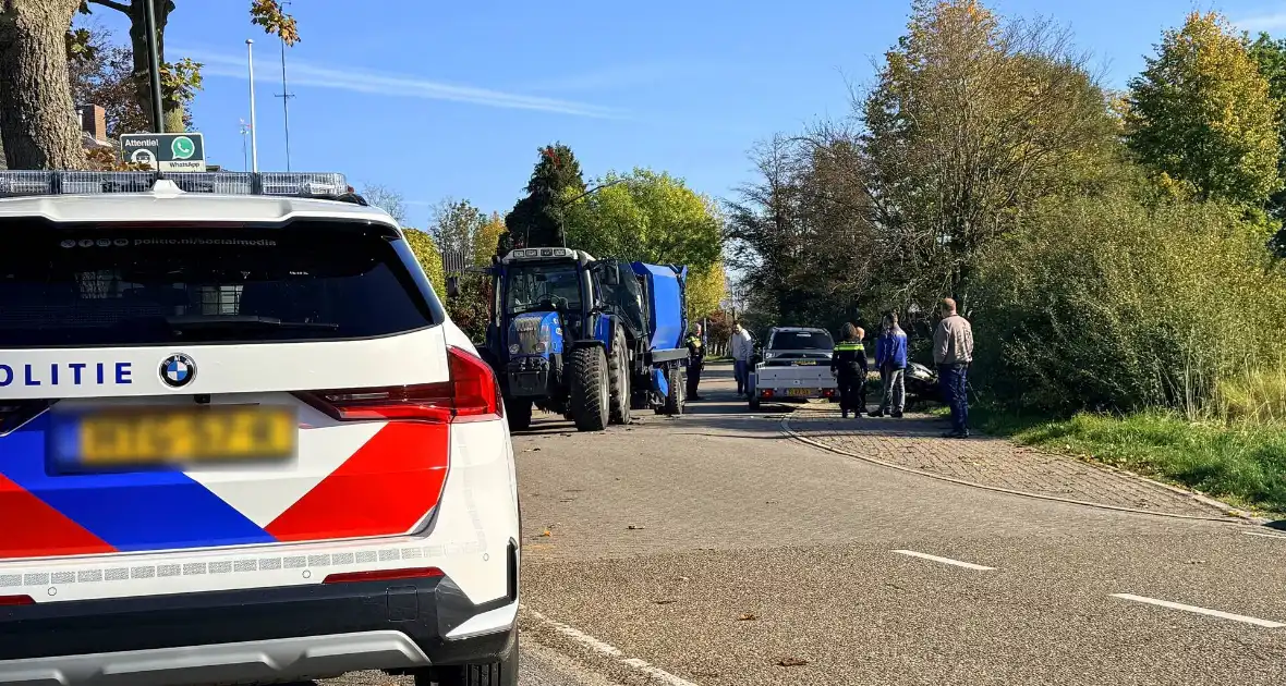 Scooterrijder gewond bij aanrijding met tractor