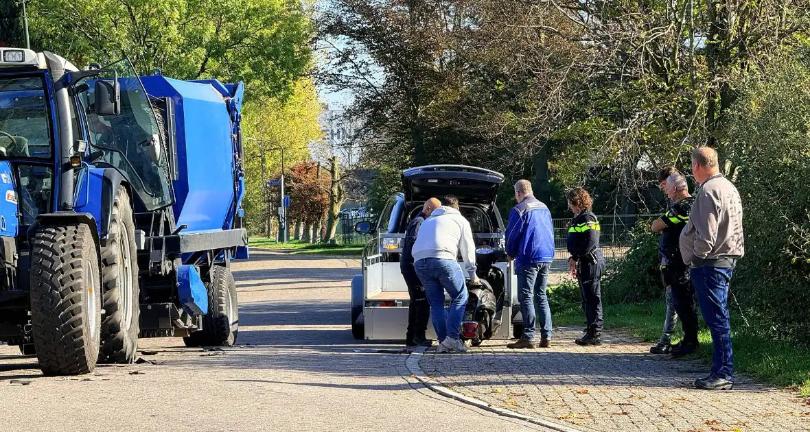 Scooterrijder gewond bij aanrijding met tractor - Foto 2
