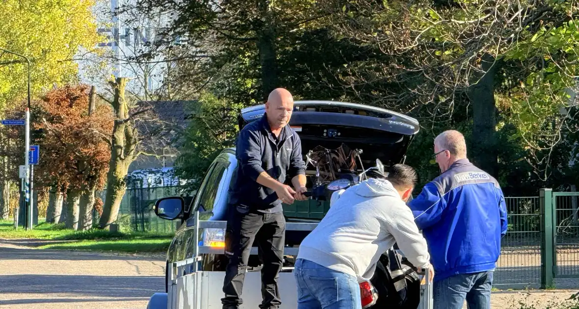 Scooterrijder gewond bij aanrijding met tractor - Foto 3