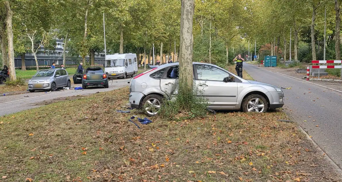 Twee voertuigen crashen, inzittenden onderzocht