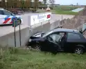 Automobilist rijdt plaatsnaambord plat en botst tegen wand