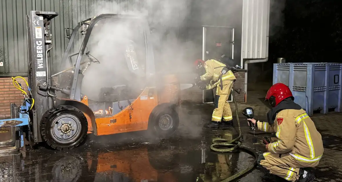 Voertuigbrand veroorzaakt aanzienlijke schade aan heftruck
