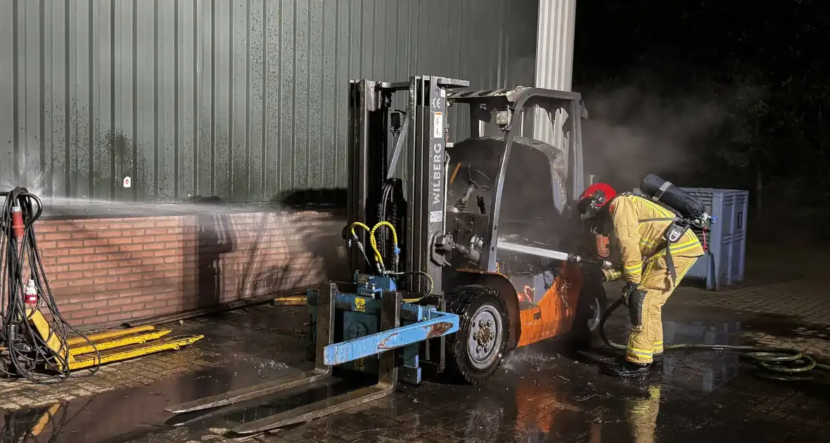 Voertuigbrand veroorzaakt aanzienlijke schade aan heftruck - Foto 1
