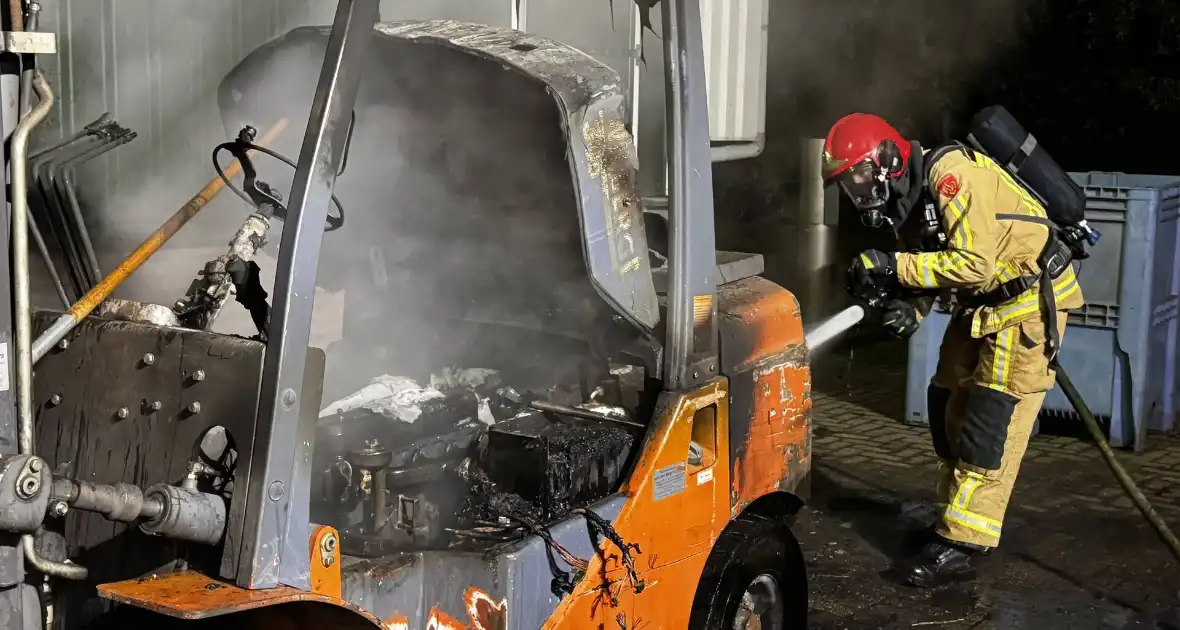 Voertuigbrand veroorzaakt aanzienlijke schade aan heftruck - Foto 2
