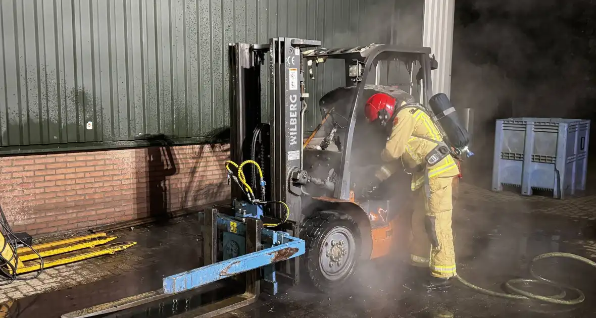 Voertuigbrand veroorzaakt aanzienlijke schade aan heftruck - Foto 8