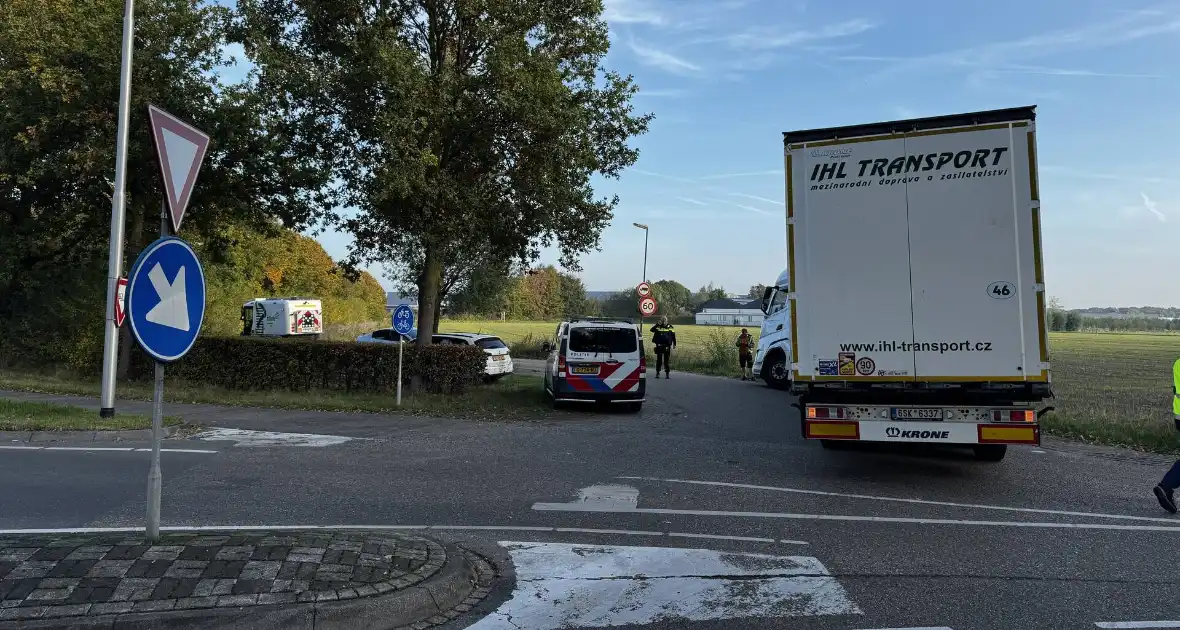 Vrachtwagencombinatie vast in berm