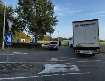 Vrachtwagencombinatie vast in berm