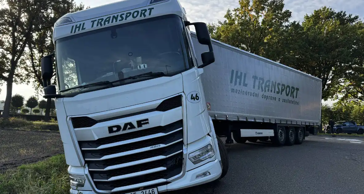 Vrachtwagencombinatie vast in berm - Foto 1