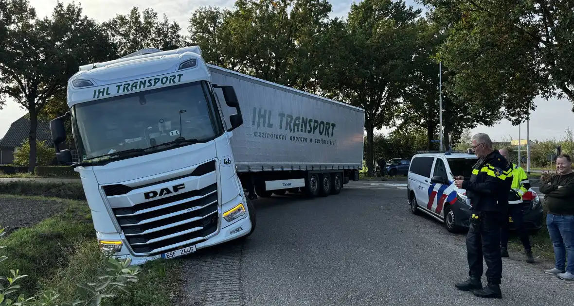 Vrachtwagencombinatie vast in berm - Foto 2