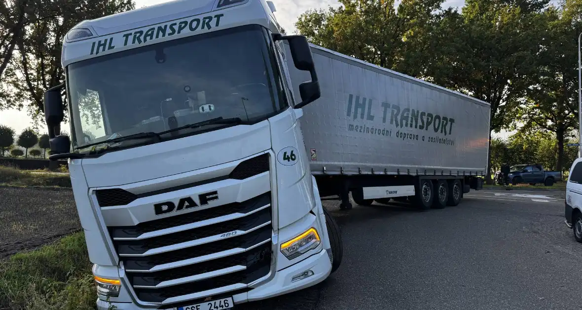 Vrachtwagencombinatie vast in berm - Foto 3