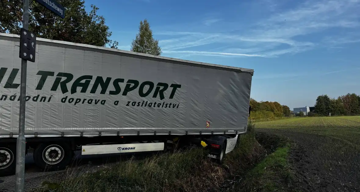 Vrachtwagencombinatie vast in berm - Foto 4