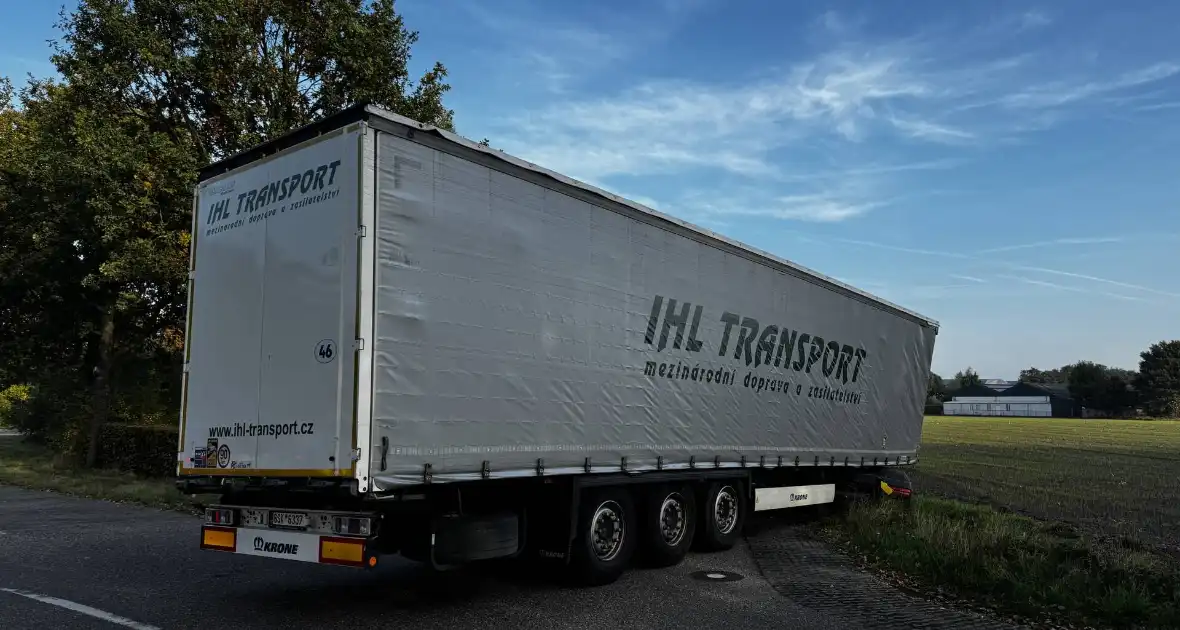 Vrachtwagencombinatie vast in berm - Foto 5