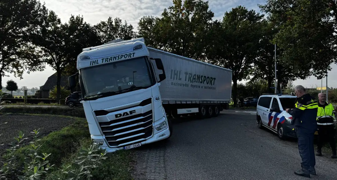 Vrachtwagencombinatie vast in berm - Foto 6