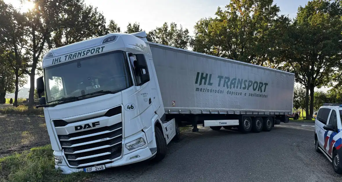 Vrachtwagencombinatie vast in berm - Foto 7