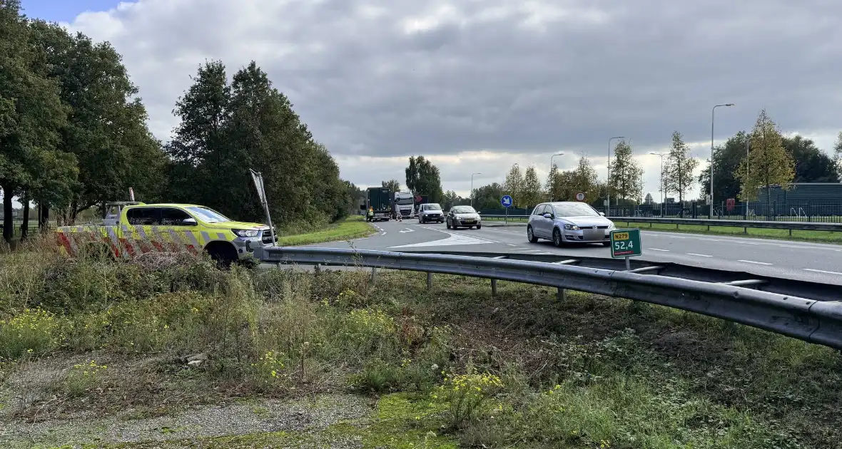 Auto met klapband veroorzaakt ongeval