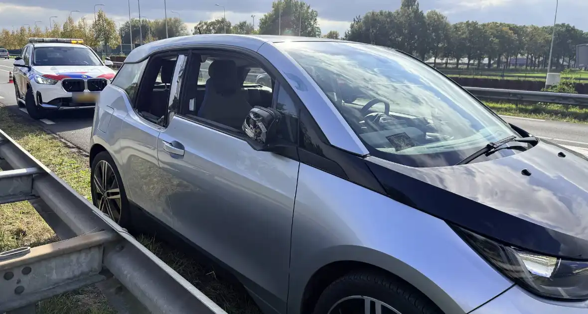 Auto met klapband veroorzaakt ongeval - Foto 3