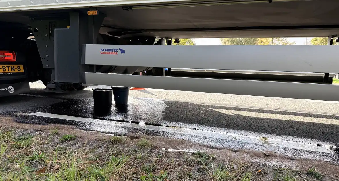 Auto met klapband veroorzaakt ongeval - Foto 5