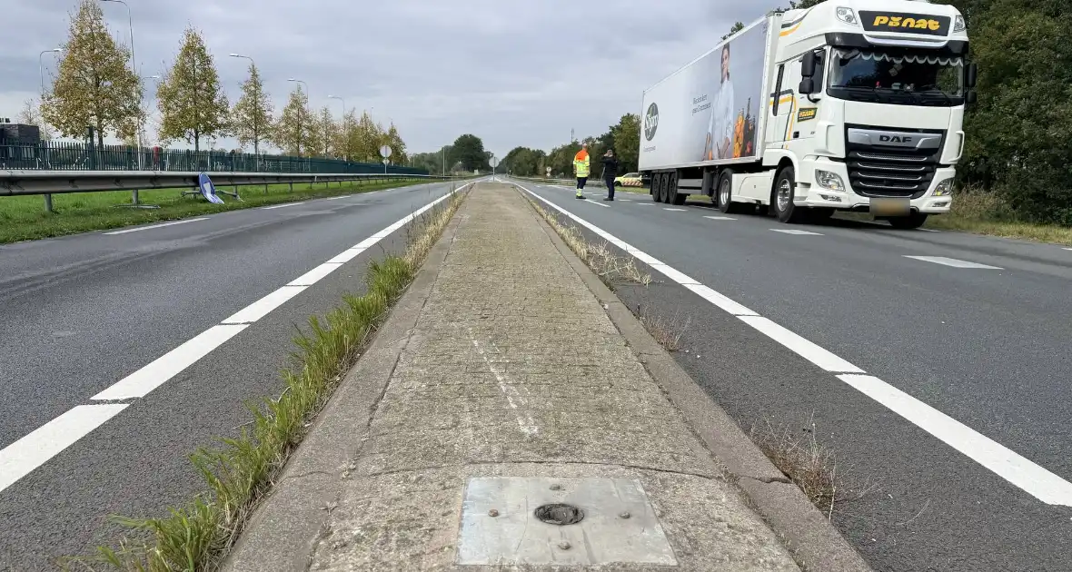 Auto met klapband veroorzaakt ongeval - Foto 7