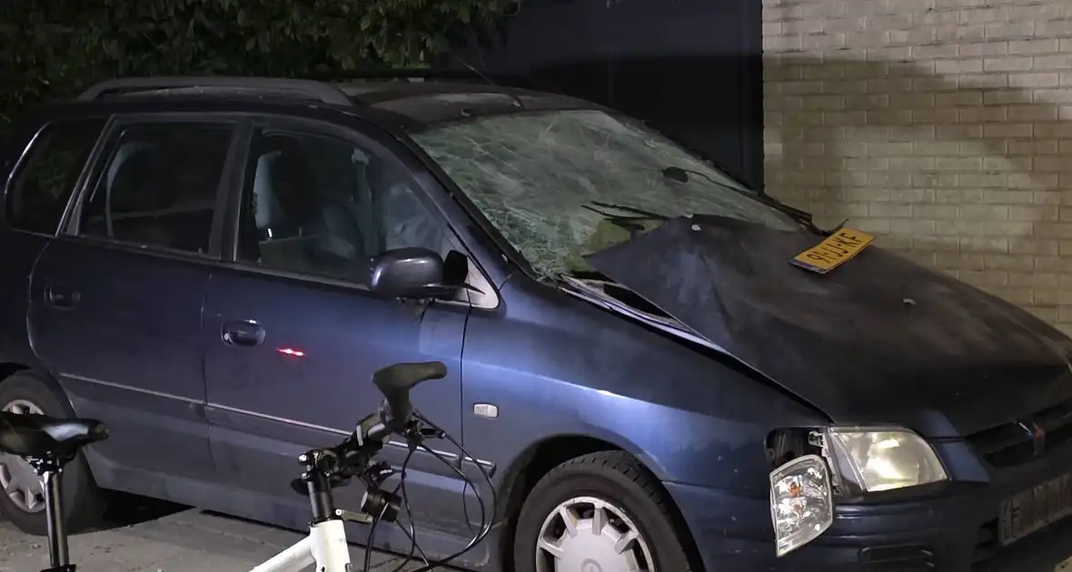 Auto opgeblazen in nachtelijke explosie - Foto 1