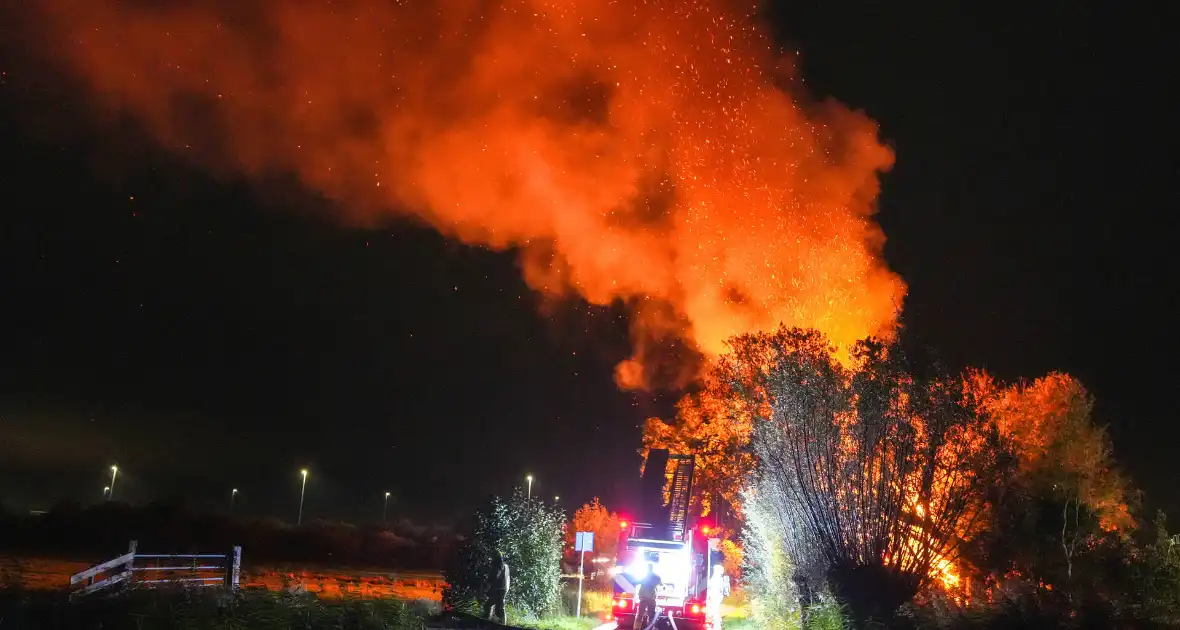 Woningbrand met veel bomen