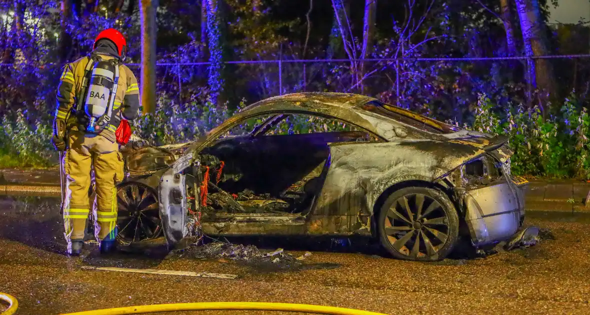 Audi vlamt tijdens rit, inzittenden veilig