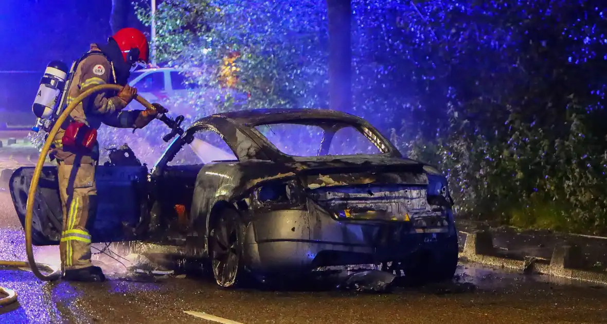 Audi vlamt tijdens rit, inzittenden veilig - Foto 1
